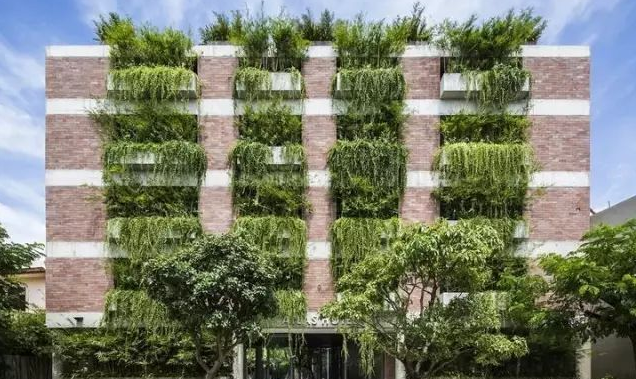 这个酒店绿植租摆的建筑立面，将绿色植物融入设计，一种人与自然和谐相处……