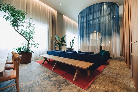 这家北欧人设计的东京酒店里，绿植租赁摆放的高级之处在哪里？